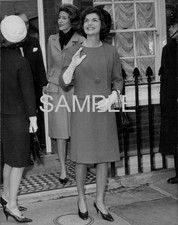 1962 JACKIE KENNEDY at BUCKINGHAM PALACE Photo  (137-T) picture