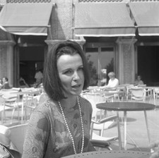 English actress Claire Bloom portrayed while talking Lido Venice 1- Old Photo 1 picture