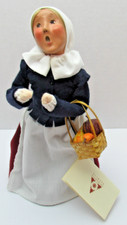 Byers Choice Carolers 2000 Plimoth Plantation Pilgrim Quaker Girl w/Basket (919 picture