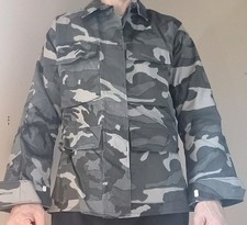 US Military Camouflage Long Sleeve Jacket size Small/ Wears bigger then Small picture