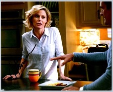 Julie Bowen Autographed Photo Hand Signed Black Ink Modern Family Actress picture