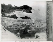 1943 Press Photo Aerial view Japanese ships in Rabaul Harbor under bombardment picture