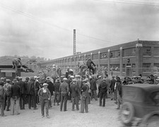 Tennessee mill workers riot as they leave plants during general str- Old Photo picture