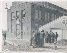 1937 Fansteel Metallurgical  Plant Pickets Warm Themselves Chicago Press Photo picture