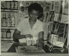 1983 Press Photo New Orleans-Kathy Bell, manager of Majik Market donations picture