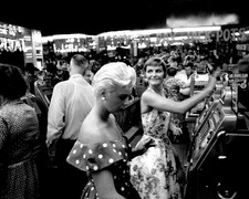 1950s LAS VEGAS SLOTS PLAYERS PHOTO (210-a) picture