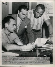 1948 Press Photo Felix Bocchicchio manager of Jersey Joe Walcott, Gabe Menendez picture