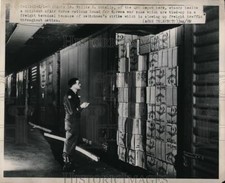 1951 Press Photo Lt Willis McNally at QMC Depot in Chicago picture