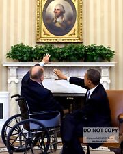 BARACK OBAMA MEETS WITH MAX CLELAND IN THE OVAL OFFICE - 8X10 PHOTO (ZY-543) picture