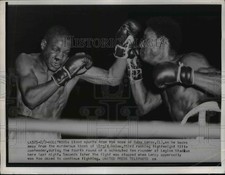 1952 Press Photo Baby Leroy backs away from blows by Virgil Akins in 4th round picture