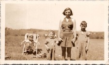Pretty Beautiful Single Mother Children Americana Snapshot 1930s Vintage Photo picture