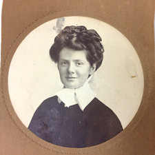1909 Young Lady Portrait Signed And Dated Photo 4 In. Diameter - Antique picture