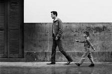 Laurence Harvey a boy on the street in 1961 during the filming of - Old Photo 1 picture