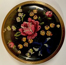 Vintage Stratton Floral Petit Point Vanity Compact 7.6cm - English - Collectible picture