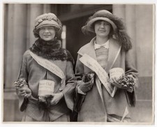 TWO WOMEN SELLING ROSES FOR VETERANS : 1928 BOSTON HERALD :PRESS PHOTO : WWI ERA picture