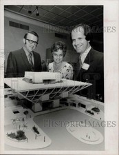 1971 Press Photo Officials checking architect's model at the Museum of Fine Arts picture