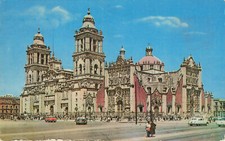 THE CATHOLIC CHURCH CATHEDRAL AND STREET SCENE POSTCARD MEXICO CITY 1955 picture