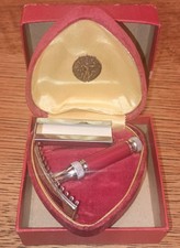Vintage & Very Rare Women's Flexo Safety Razor In Heart Shaped Satin Lined Box. picture