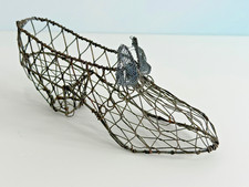 VINTAGE VICTORIAN STYLE BOUDOIR LADIES CHICKEN WIRE DISPLAY SHOE TRINKET HOLDER picture