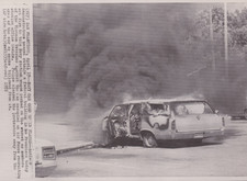 1972 Press Photo Vietnam Veterans Against the War Burn a Car in San Francisco picture