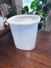 VTG Rubbermaid Nesting Kitchen Food Canister  ~ White Seal 21 Cup Capacity picture