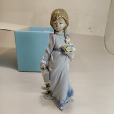 Lladro 7.604 Girl Figure 8