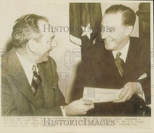 1947 Press Photo Harry Andrews presents check to Dean Acheson for lend-lease, DC picture