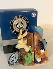 LOONEY TUNES WILE E COYOTE & ROADRUNNER SALT & PEPPER SHAKERS MAGNETIC NEW WILIE picture