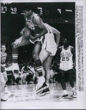 1960 Press Photo Tom Hawkins of Minneapolis Lakers, John Richter of Boston picture