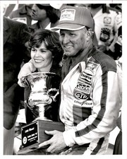 LG17 1980 Orig Joe Maher Photo CALE YARBOROUGH & WIFE ATLANTA JOURNAL 500 TROPHY picture
