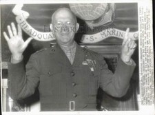 1942 Press Photo Lt. Gen. Holcomb describes Guadalcanal fight in Washington. picture