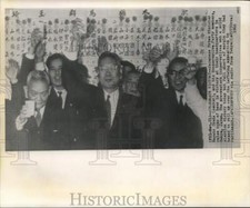 1960 Press Photo Japanese Prime Minister Ikeda and others celebrate victory picture