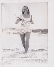 1957 Press Photo Miss America 1958 Marilyn Van Derbur Splashes Thru the Ocean picture