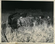 1933 Press Photo Two escape in jump from car as train struck auto accident picture