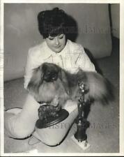 1970 Press Photo Mrs. Rae Ann Hillman Delta Pekingese Clerk with dog Hei Lein picture