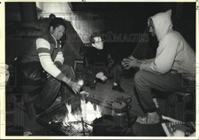 1990 Press Photo New York-Charles Pape & homeless share fire in an Amtrak Tunnel picture