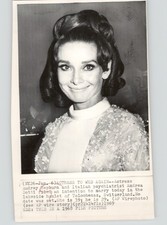Iconic Hollywood Actress Audrey Hepburn Smiling Portrait 1968 Press Photo picture