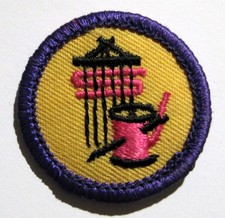 Girl Scout Junior 1980's TEXTILES FIBERS BADGE Weaving Sewing Yarn Fabric Patch picture