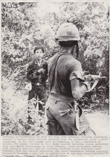 1970 Press Photo US Army 25th Infantry Capture North Vietnamese by Hubert Van Es picture