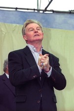 ACTOR DEREK JACOBI IN A LUVVIE POSE HANDS CLASPED LOOKS AS IF HES - Old Photo picture