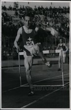1939 Press Photo B. Storskrubb runs 400m hurdles at Helsinki Olympic Games picture