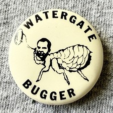 VTG 70s RICHARD NIXON WATERGATE BUGGER POLITICAL SATIRE PINBACK BUTTON PIN G5 picture