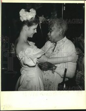 1986 Press Photo Debutante Hugs Older Friend - noc13413 picture