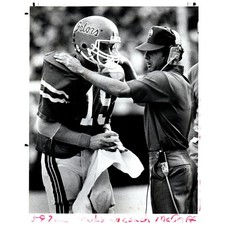 1981 Press Photo Football Florida Gators QB Wayne Peace w/ Lee McGriff 8x10 AD3 picture
