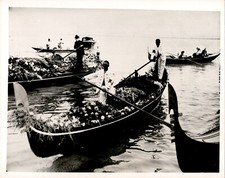 GA231 1938 Original Photo FLOWER-BEARING GONDOLA FUNERAL PROCESSION VENICE ITALY picture