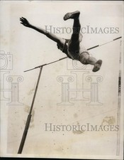 1935 Press Photo Earle Meadows pole vaults at IC4A meet at Cambridge Mass picture