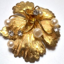 VTG AUSTRIA Gold Tone Leaf Brooch with Faux Pearls and Diamond Vines 1.5 Inches picture
