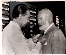 1954 US NOBEL WRITER ERNEST HEMINGWAY CESPEDES MEDAL ORDER ORIG PHOTO MA22 picture