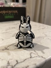 Bones (Kozik x Kidrobot) Mini Smorkin’ Labbit Now with fried chicken ?/?? Chase picture