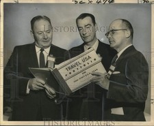 1959 Press Photo Principals at the Association of Travel Organization convention picture